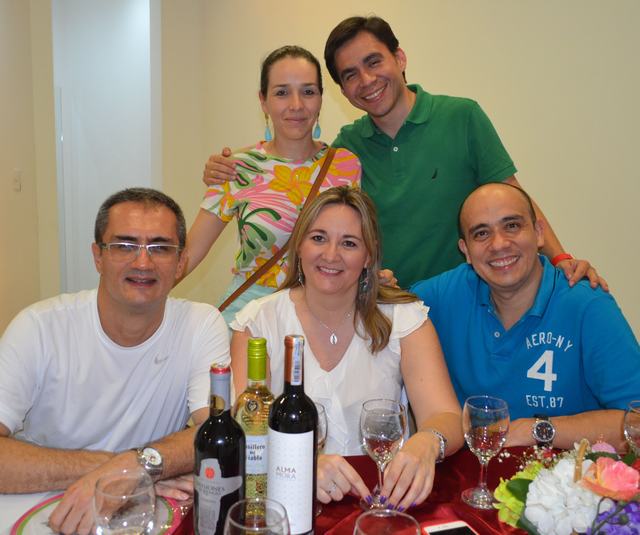 Los enófilos Rodrigo Tapicha, María Camila García, Fidel Ferreira, Juliana Silva, y Hernando Falla.